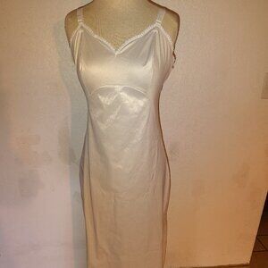 Komar Vintage Full Length Women's Slip Size 34 100% Antron Nylon Made In The USA
